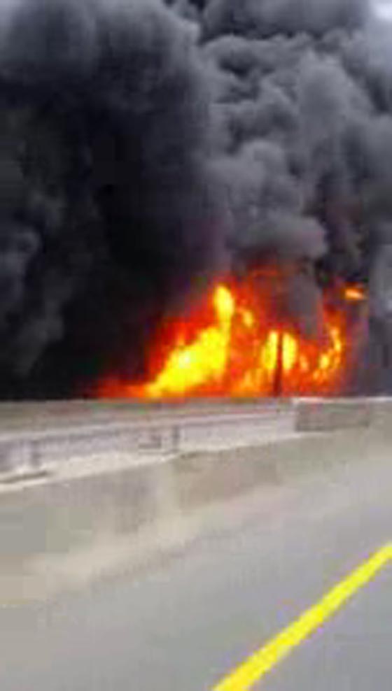 فيديو مروع.. حريق هائل يتسبب بانهيار جزء من شارع رئيسي صورة رقم 3