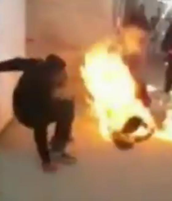  لاجئ سوري شاب يشعل النار في جسده في معسكر للاجئين باليونان.. فيديو صورة رقم 2