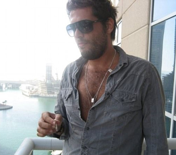 حادث سيارة دفعه لاعادة النظر باسلوب حياته فتبرع بملايينه للفقراء صورة رقم 2