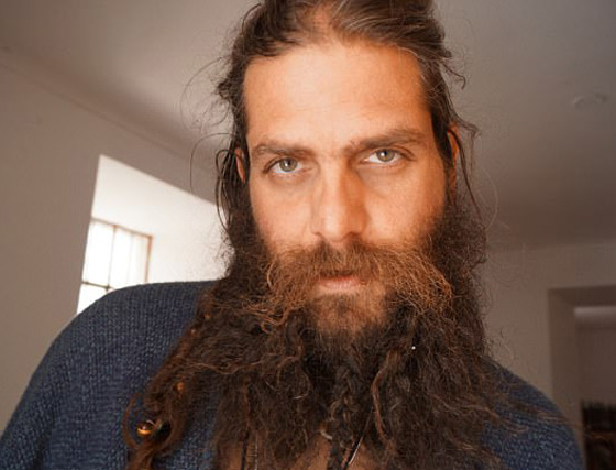 حادث سيارة دفعه لاعادة النظر باسلوب حياته فتبرع بملايينه للفقراء صورة رقم 1