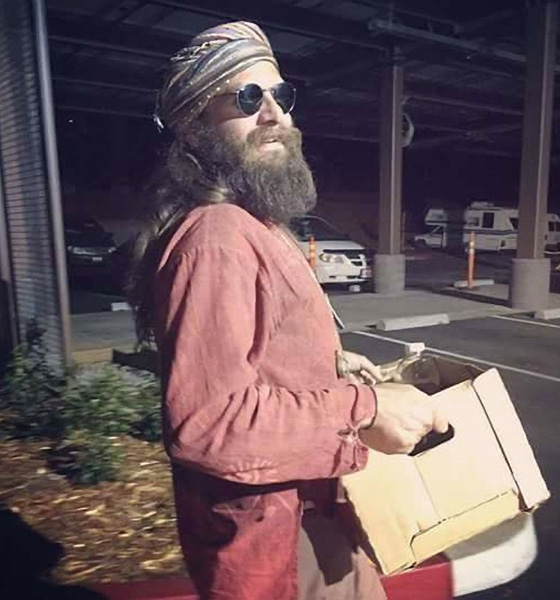 حادث سيارة دفعه لاعادة النظر باسلوب حياته فتبرع بملايينه للفقراء صورة رقم 3