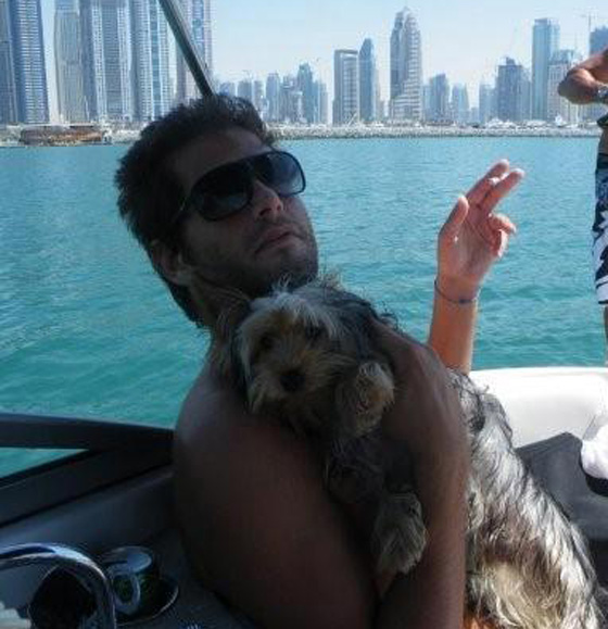 حادث سيارة دفعه لاعادة النظر باسلوب حياته فتبرع بملايينه للفقراء صورة رقم 5