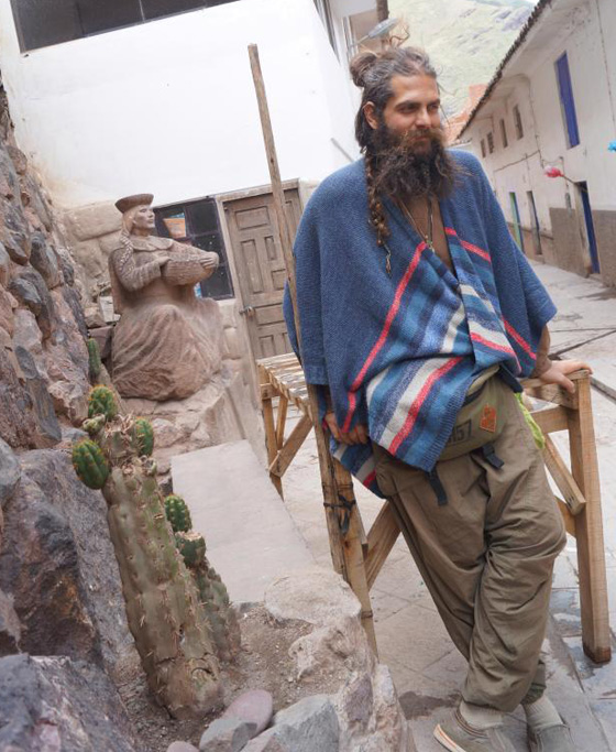 حادث سيارة دفعه لاعادة النظر باسلوب حياته فتبرع بملايينه للفقراء صورة رقم 4