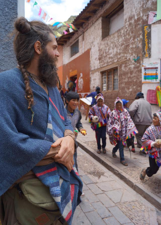 حادث سيارة دفعه لاعادة النظر باسلوب حياته فتبرع بملايينه للفقراء صورة رقم 8