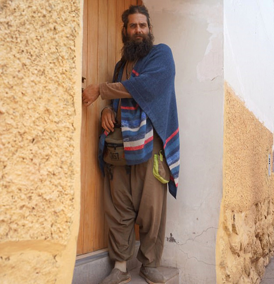 حادث سيارة دفعه لاعادة النظر باسلوب حياته فتبرع بملايينه للفقراء صورة رقم 9