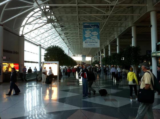 سرق مصحفين من مصلى المطار وترك ملحوظة تنتقد القرآن! صورة رقم 1