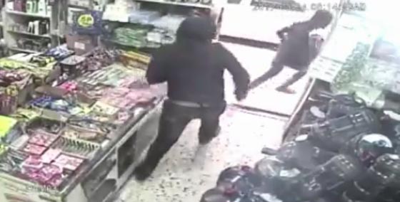  فيديو مرعب.. 3 لصوص مسلحين بالسواطير يسطون على سوبر ماركت صورة رقم 1