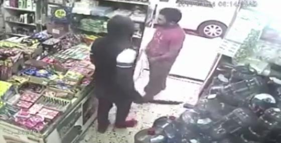  فيديو مرعب.. 3 لصوص مسلحين بالسواطير يسطون على سوبر ماركت صورة رقم 2