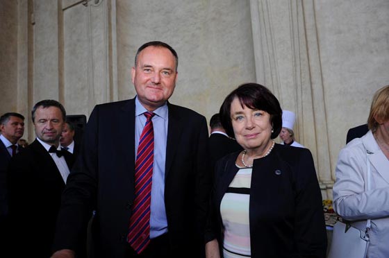  اقالة سفير تشيكي بسبب تهور زوجته ولسانها السليط على الانترنت صورة رقم 11