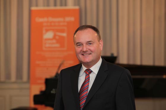  اقالة سفير تشيكي بسبب تهور زوجته ولسانها السليط على الانترنت صورة رقم 3