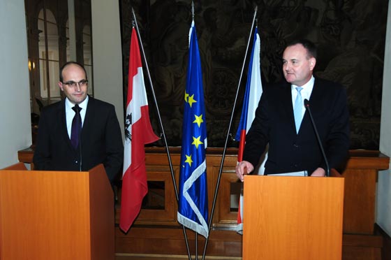  اقالة سفير تشيكي بسبب تهور زوجته ولسانها السليط على الانترنت صورة رقم 7