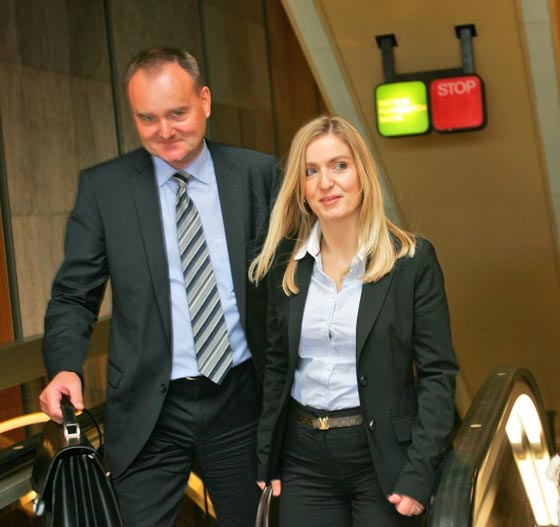  اقالة سفير تشيكي بسبب تهور زوجته ولسانها السليط على الانترنت صورة رقم 1