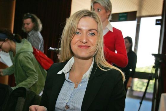  اقالة سفير تشيكي بسبب تهور زوجته ولسانها السليط على الانترنت صورة رقم 5