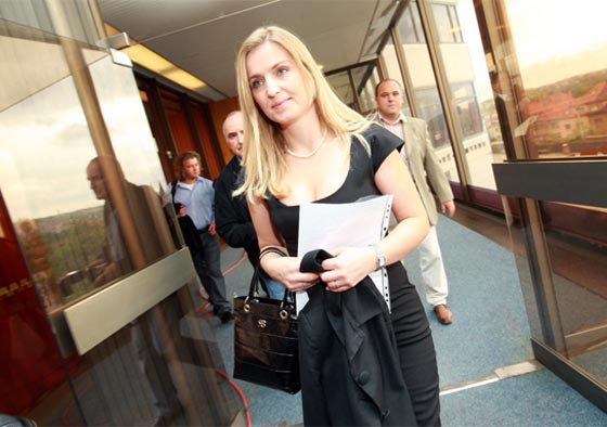  اقالة سفير تشيكي بسبب تهور زوجته ولسانها السليط على الانترنت صورة رقم 10