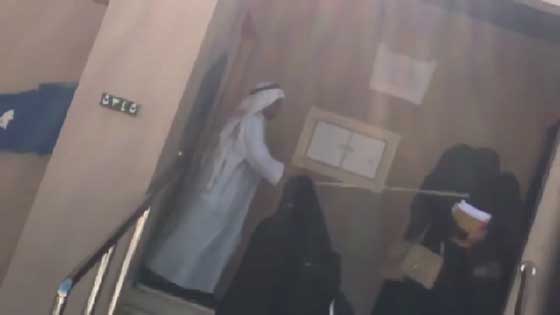 فيديو صادم.. حارس مدرسة بنات يستخدم ثعبان وعصا لمنع الطالبات من الخروج صورة رقم 3