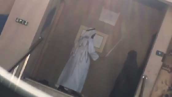 فيديو صادم.. حارس مدرسة بنات يستخدم ثعبان وعصا لمنع الطالبات من الخروج صورة رقم 4