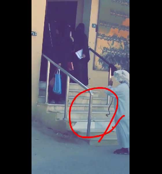 فيديو صادم.. حارس مدرسة بنات يستخدم ثعبان وعصا لمنع الطالبات من الخروج صورة رقم 2