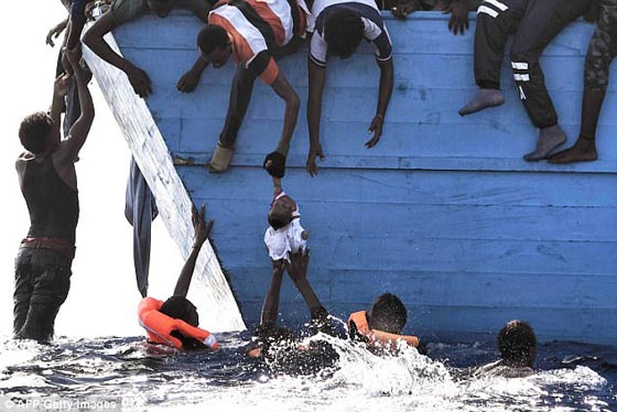 بالفيديو.. انقاذ 200 مهاجر قبالة سواحل ليبيا صورة رقم 6