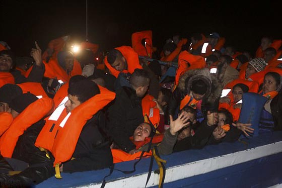 بالفيديو.. انقاذ 200 مهاجر قبالة سواحل ليبيا صورة رقم 8