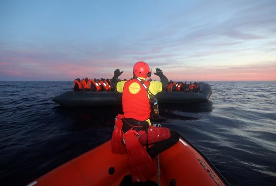 بالفيديو.. انقاذ 200 مهاجر قبالة سواحل ليبيا صورة رقم 10