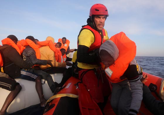 بالفيديو.. انقاذ 200 مهاجر قبالة سواحل ليبيا صورة رقم 11