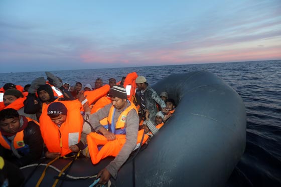 بالفيديو.. انقاذ 200 مهاجر قبالة سواحل ليبيا صورة رقم 13