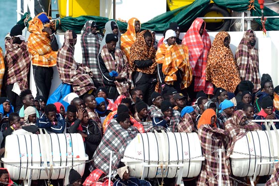 بالفيديو.. انقاذ 200 مهاجر قبالة سواحل ليبيا صورة رقم 15