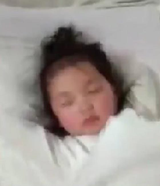  فيديو مستفز.. اب يضرب ابنته الطفلة لارضاء زوجته التي هجرته! صورة رقم 1