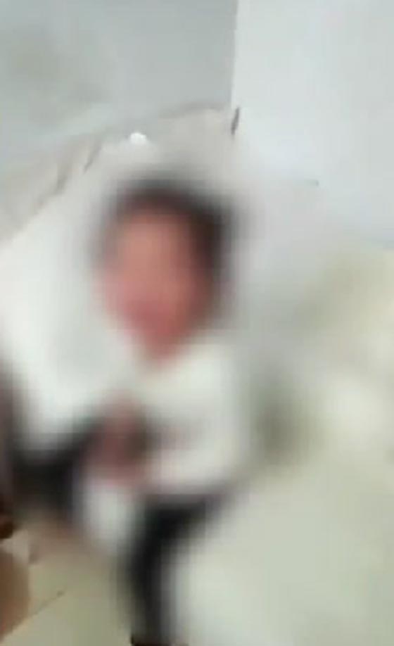  فيديو مستفز.. اب يضرب ابنته الطفلة لارضاء زوجته التي هجرته! صورة رقم 2