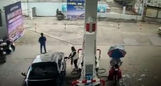 لص يدخل في حالة ارتباك ويصطدم بجدار بعد عملية سطو! فيديو صورة رقم 1