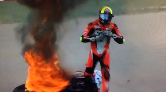 فيديو مذهل.. اشتعال النيران في دراجة بخارية والمتسابق يوصل الانطلاق صورة رقم 1