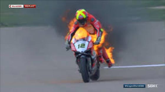 فيديو مذهل.. اشتعال النيران في دراجة بخارية والمتسابق يوصل الانطلاق صورة رقم 2