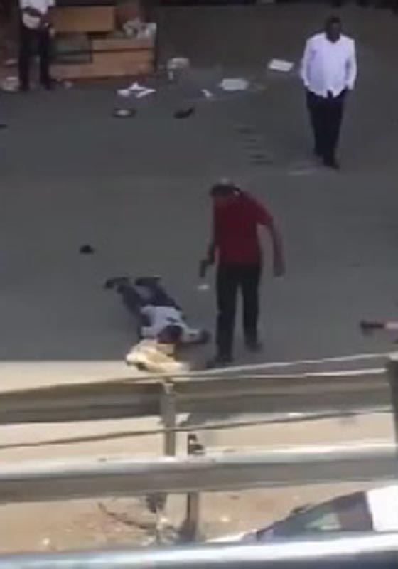  فيديو مروع.. شرطي بلباس مدني يجهز على لص بعدة طلقات نارية صورة رقم 1