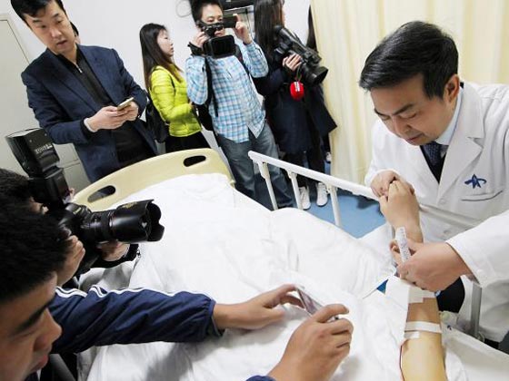 فيديو وصور.. اطباء ينقلون أذن رجل من يده الى مكانها الطبيعي! صورة رقم 1