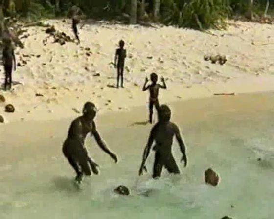 اكتشاف قبيلة عدائية تعيش على جزيرة بالمحيط الهندي وتقتل زائريها.. فيديو صورة رقم 4