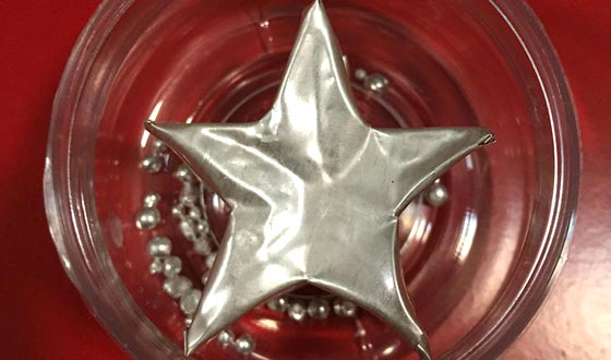 علكة الفضاء الاماراتية لضمان فم نظيف اثناء السفر بين الكواكب صورة رقم 1