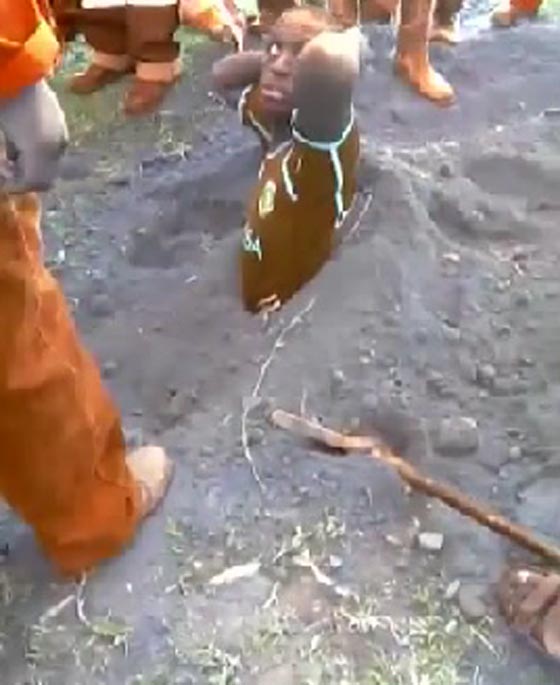  فيديو مروع.. افارقة يجبرون سارقا على حفر قبره قبل ان يدفنوه حيا! صورة رقم 1