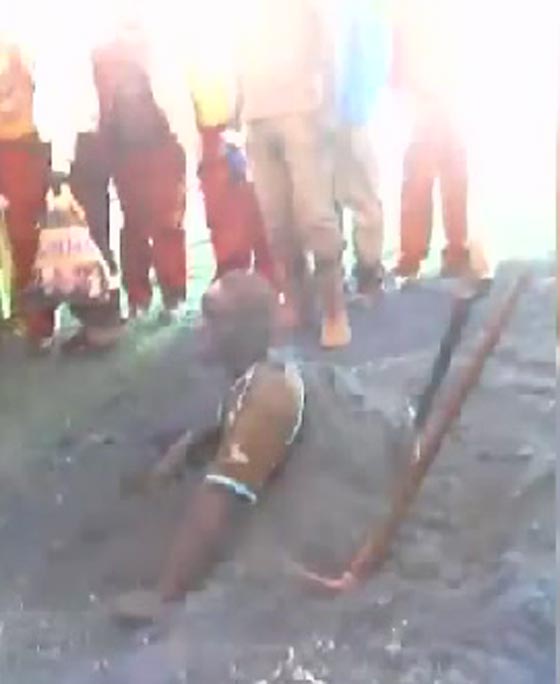  فيديو مروع.. افارقة يجبرون سارقا على حفر قبره قبل ان يدفنوه حيا! صورة رقم 2