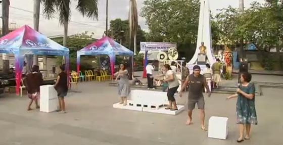 فنانون يقدمون مسرحية تحمل رسالة احتجاج على حرب المخدرات بالفلبين صورة رقم 2