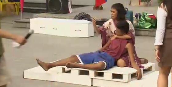 فنانون يقدمون مسرحية تحمل رسالة احتجاج على حرب المخدرات بالفلبين صورة رقم 1