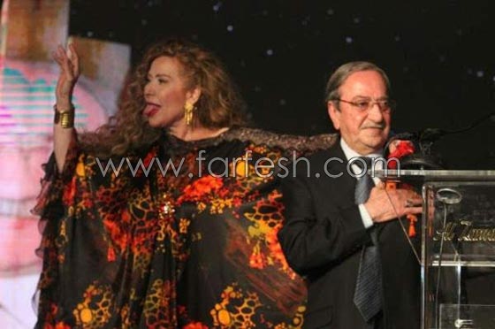  فيديو الفنانة السورية رغدة تفقد أعصابها على المسرح وتهين منظم المهرجان! صورة رقم 1