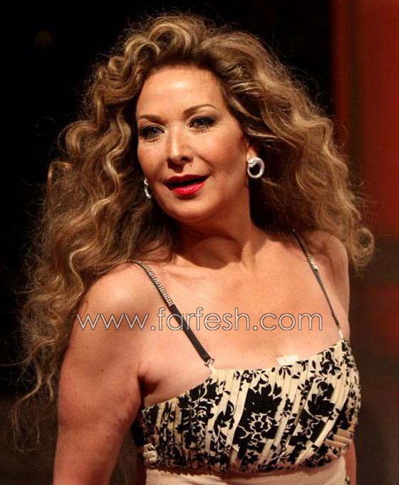  فيديو الفنانة السورية رغدة تفقد أعصابها على المسرح وتهين منظم المهرجان! صورة رقم 2