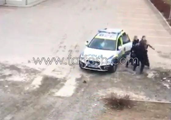 فيديو صادم: لاجئ في السويد ييشعل حريقا ويضرب 3 شرطيات ويكسر سيارة الشرطة صورة رقم 2