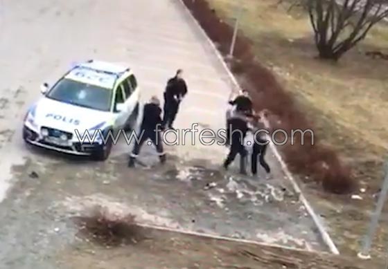 فيديو صادم: لاجئ في السويد ييشعل حريقا ويضرب 3 شرطيات ويكسر سيارة الشرطة صورة رقم 3