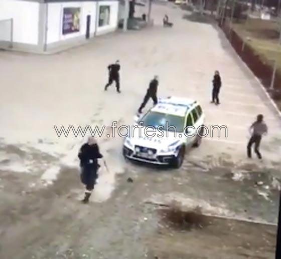 فيديو صادم: لاجئ في السويد ييشعل حريقا ويضرب 3 شرطيات ويكسر سيارة الشرطة صورة رقم 4