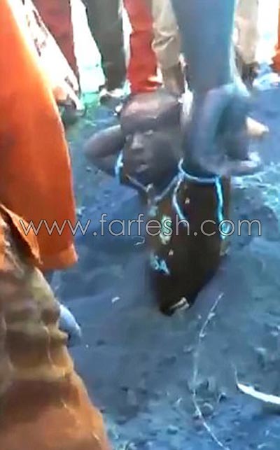  افارقة اجبروا سارق على حفر قبره بنفسه ثم دفنوه حياً! صورة رقم 5
