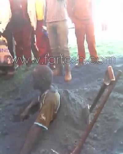  افارقة اجبروا سارق على حفر قبره بنفسه ثم دفنوه حياً! صورة رقم 2