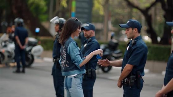 اراد تقليد اعلان بيبسي المثير للجدل فوجد نفسه مطرودا خارج القاعة صورة رقم 5