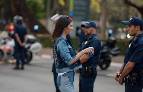  بيبسي تعتذر وتسحب اعلانا يستهزئ بالمظاهرات ضد السود  صورة رقم 20