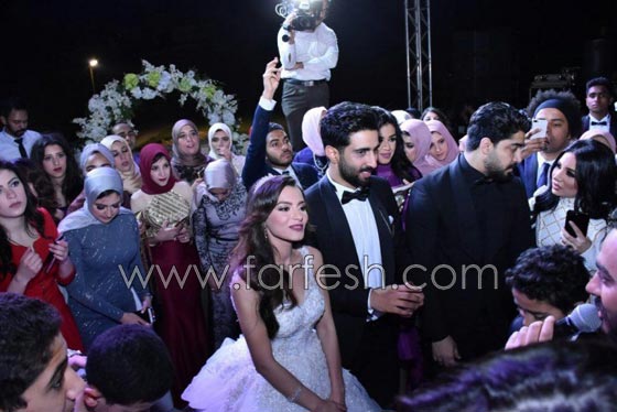  صور مثيرة: 6 وصيفات محجبات في حفل زفاف كارمن سليمان  صورة رقم 2